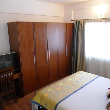 Justa Off Mg Road Hotel Bangalore Buitenkant foto