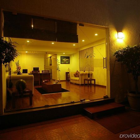 Justa Off Mg Road Hotel Bangalore Buitenkant foto