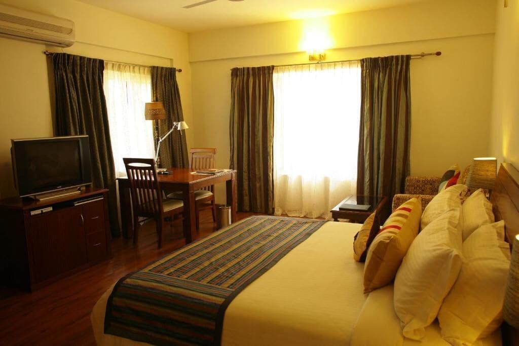 Justa Off Mg Road Hotel Bangalore Buitenkant foto