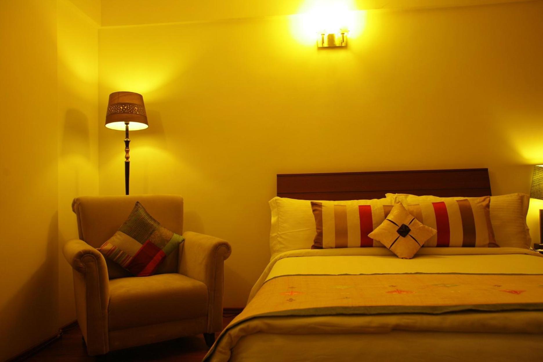 Justa Off Mg Road Hotel Bangalore Buitenkant foto