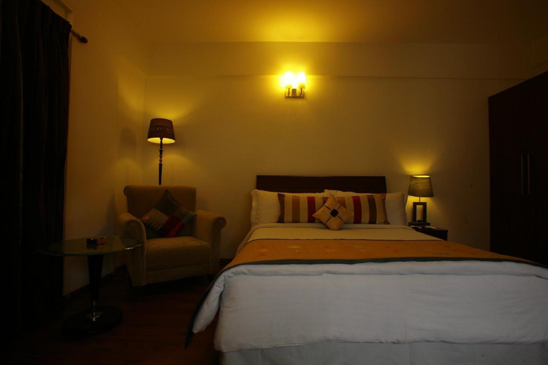 Justa Off Mg Road Hotel Bangalore Buitenkant foto