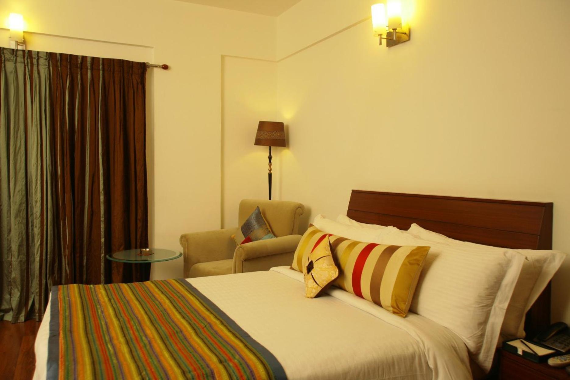 Justa Off Mg Road Hotel Bangalore Buitenkant foto
