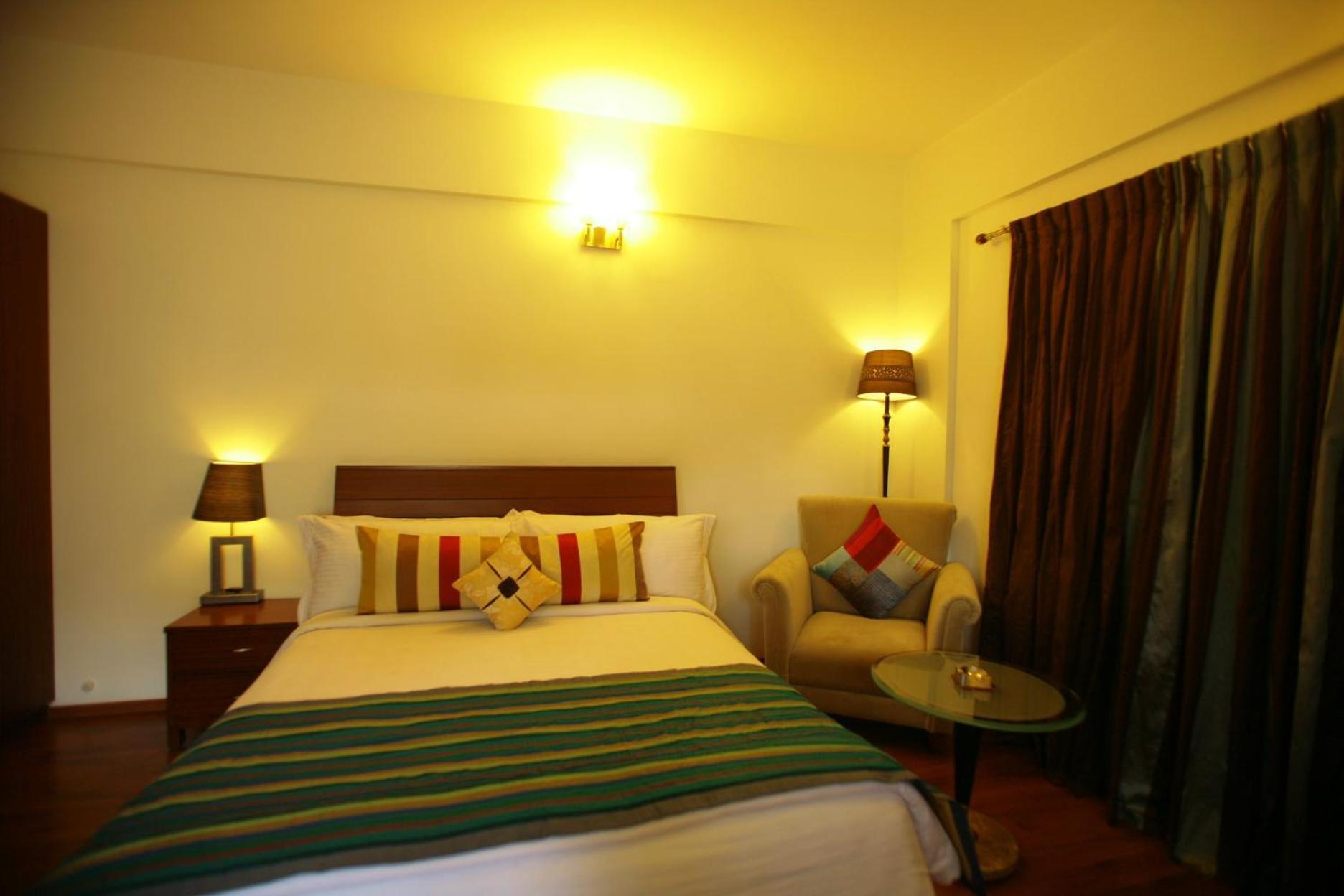 Justa Off Mg Road Hotel Bangalore Buitenkant foto