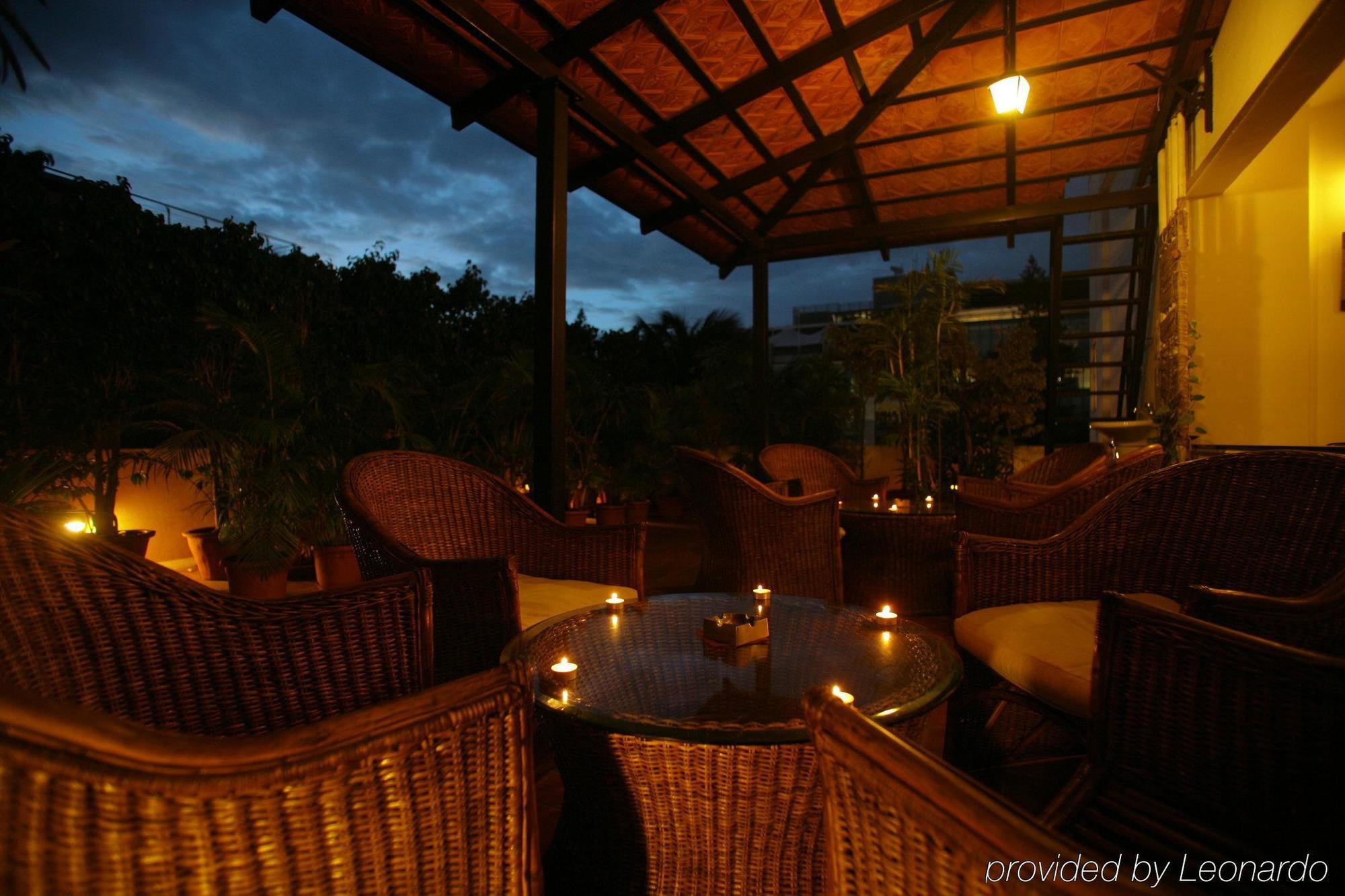 Justa Off Mg Road Hotel Bangalore Buitenkant foto