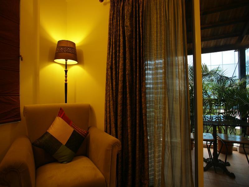 Justa Off Mg Road Hotel Bangalore Buitenkant foto