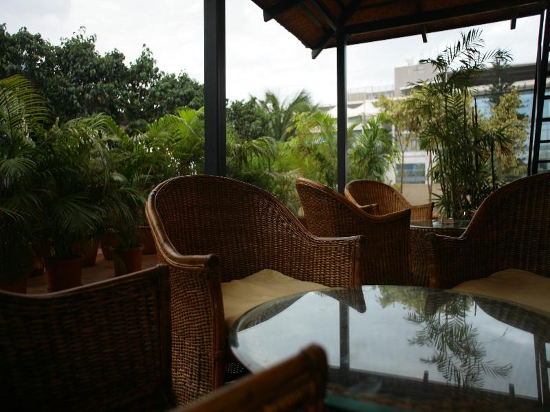 Justa Off Mg Road Hotel Bangalore Buitenkant foto