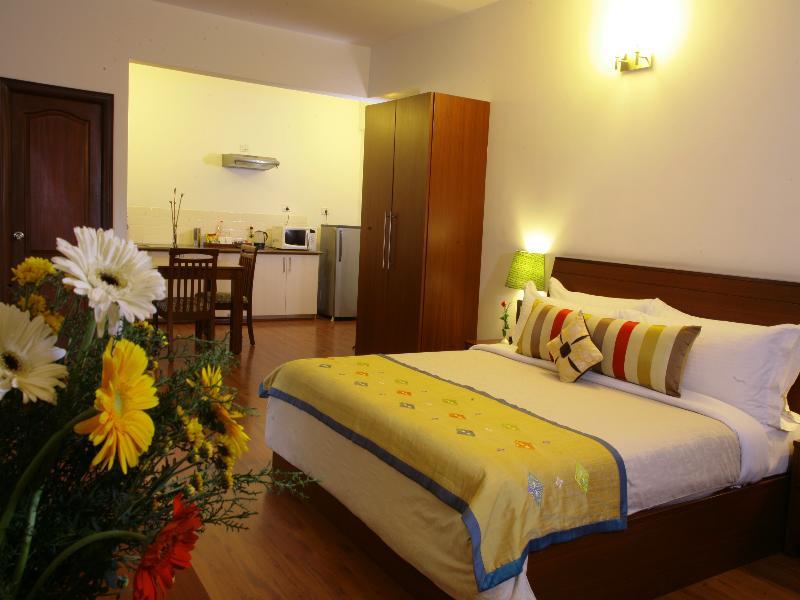 Justa Off Mg Road Hotel Bangalore Buitenkant foto