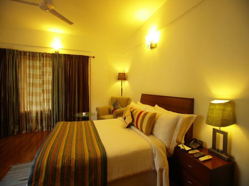 Justa Off Mg Road Hotel Bangalore Buitenkant foto
