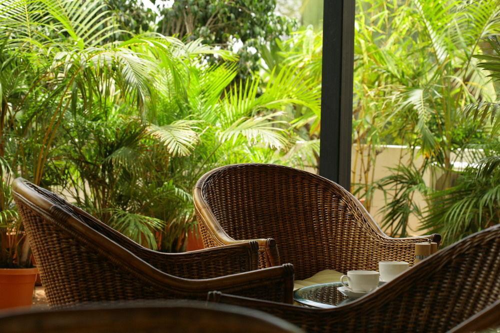 Justa Off Mg Road Hotel Bangalore Buitenkant foto