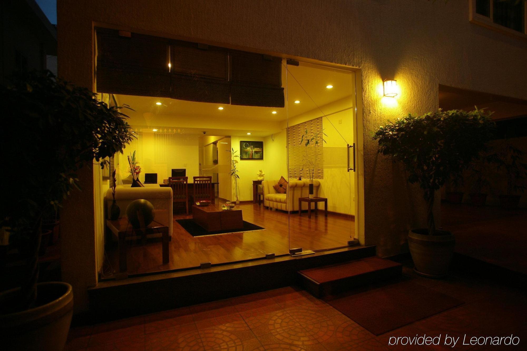 Justa Off Mg Road Hotel Bangalore Buitenkant foto
