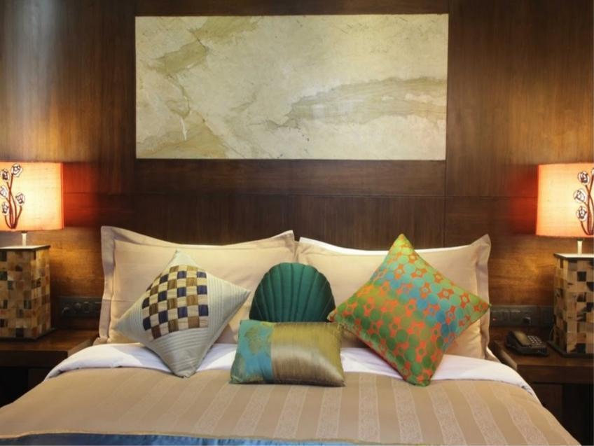 Justa Off Mg Road Hotel Bangalore Buitenkant foto