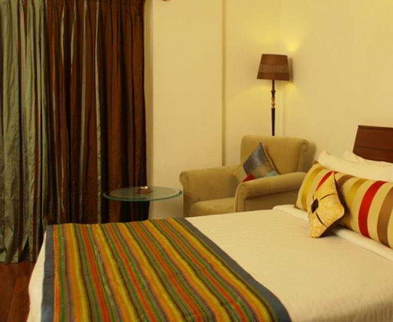 Justa Off Mg Road Hotel Bangalore Buitenkant foto
