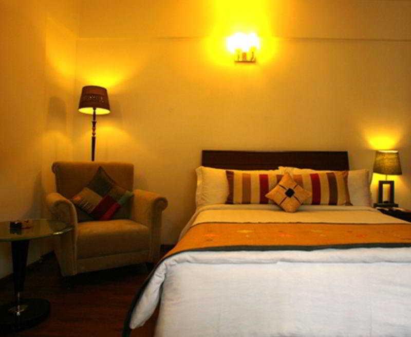 Justa Off Mg Road Hotel Bangalore Buitenkant foto