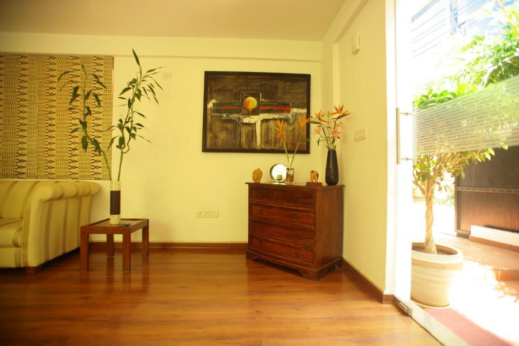 Justa Off Mg Road Hotel Bangalore Buitenkant foto