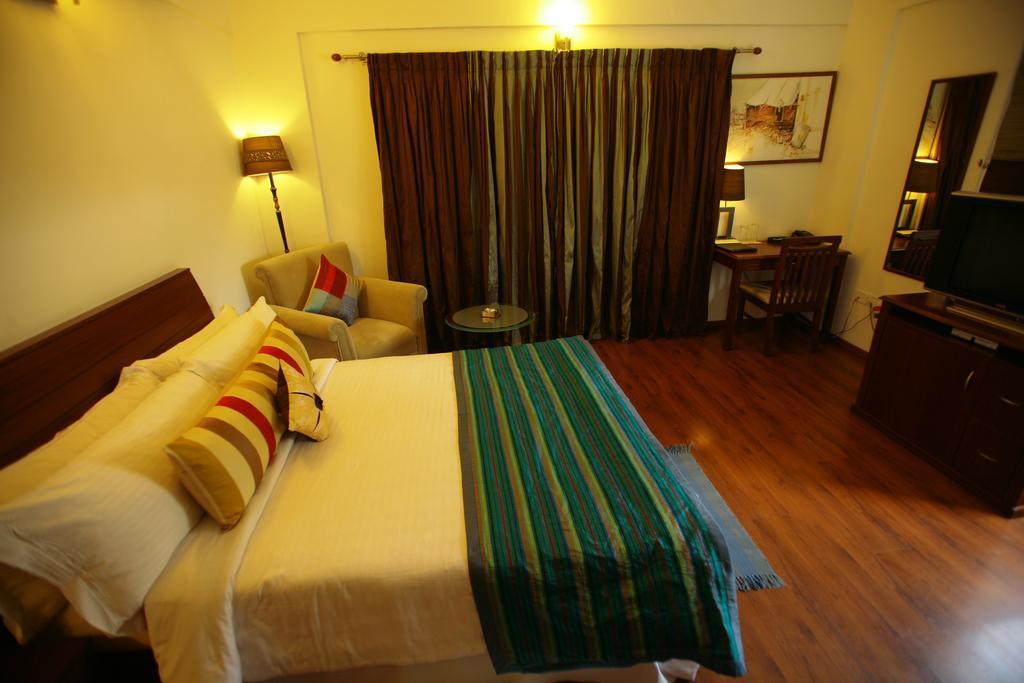 Justa Off Mg Road Hotel Bangalore Buitenkant foto