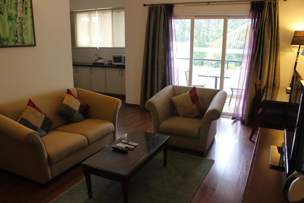 Justa Off Mg Road Hotel Bangalore Buitenkant foto