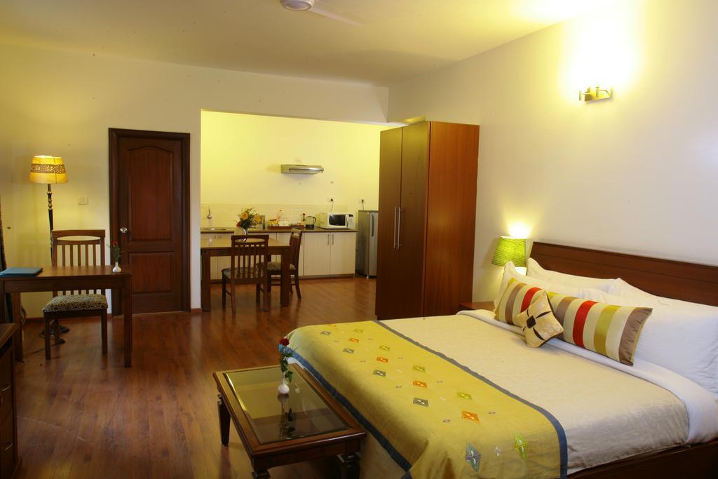 Justa Off Mg Road Hotel Bangalore Buitenkant foto