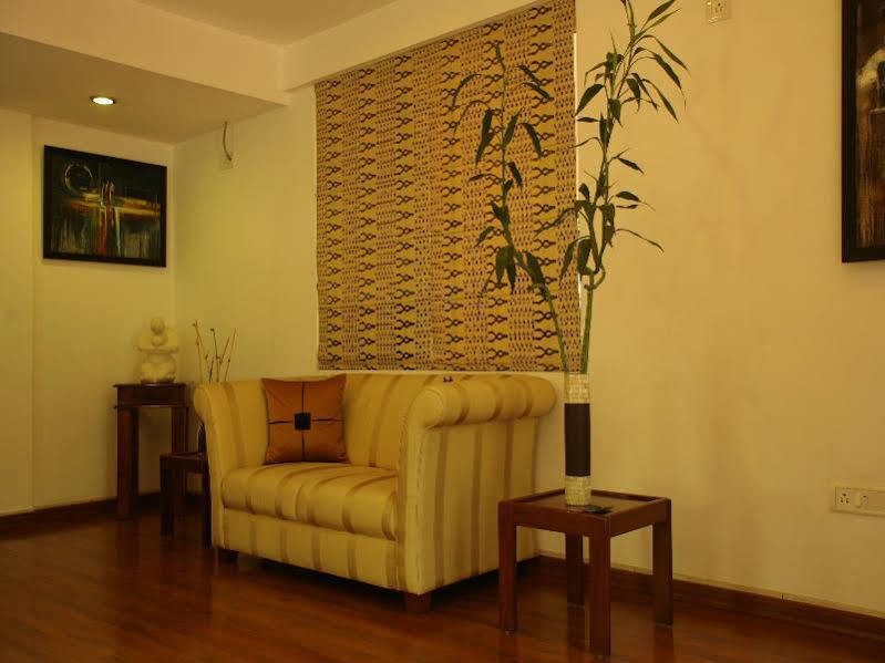 Justa Off Mg Road Hotel Bangalore Buitenkant foto