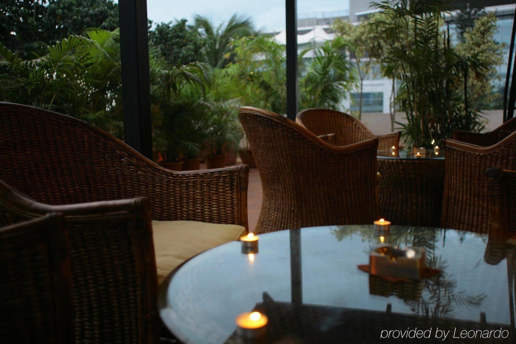 Justa Off Mg Road Hotel Bangalore Buitenkant foto