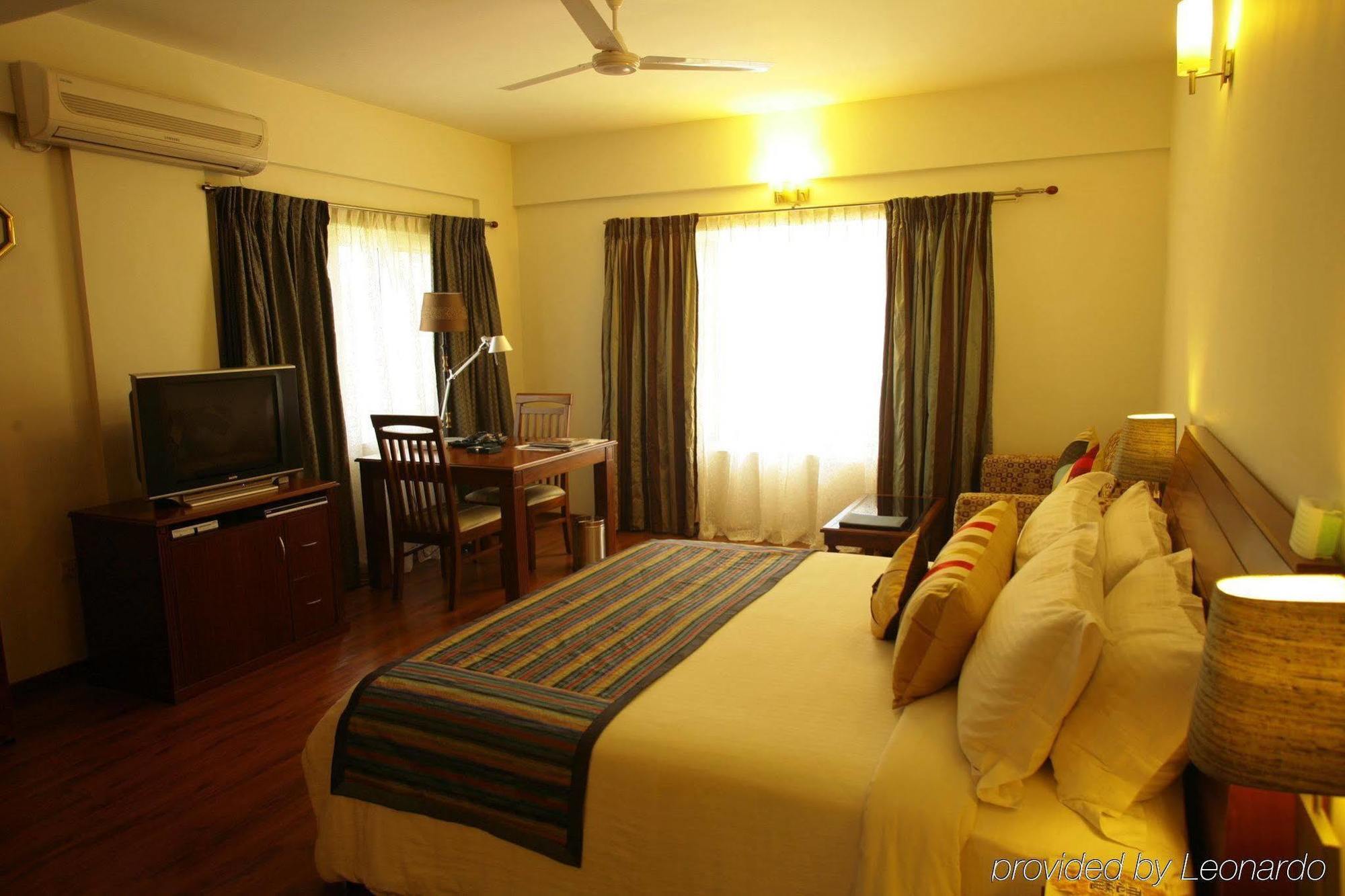 Justa Off Mg Road Hotel Bangalore Kamer foto