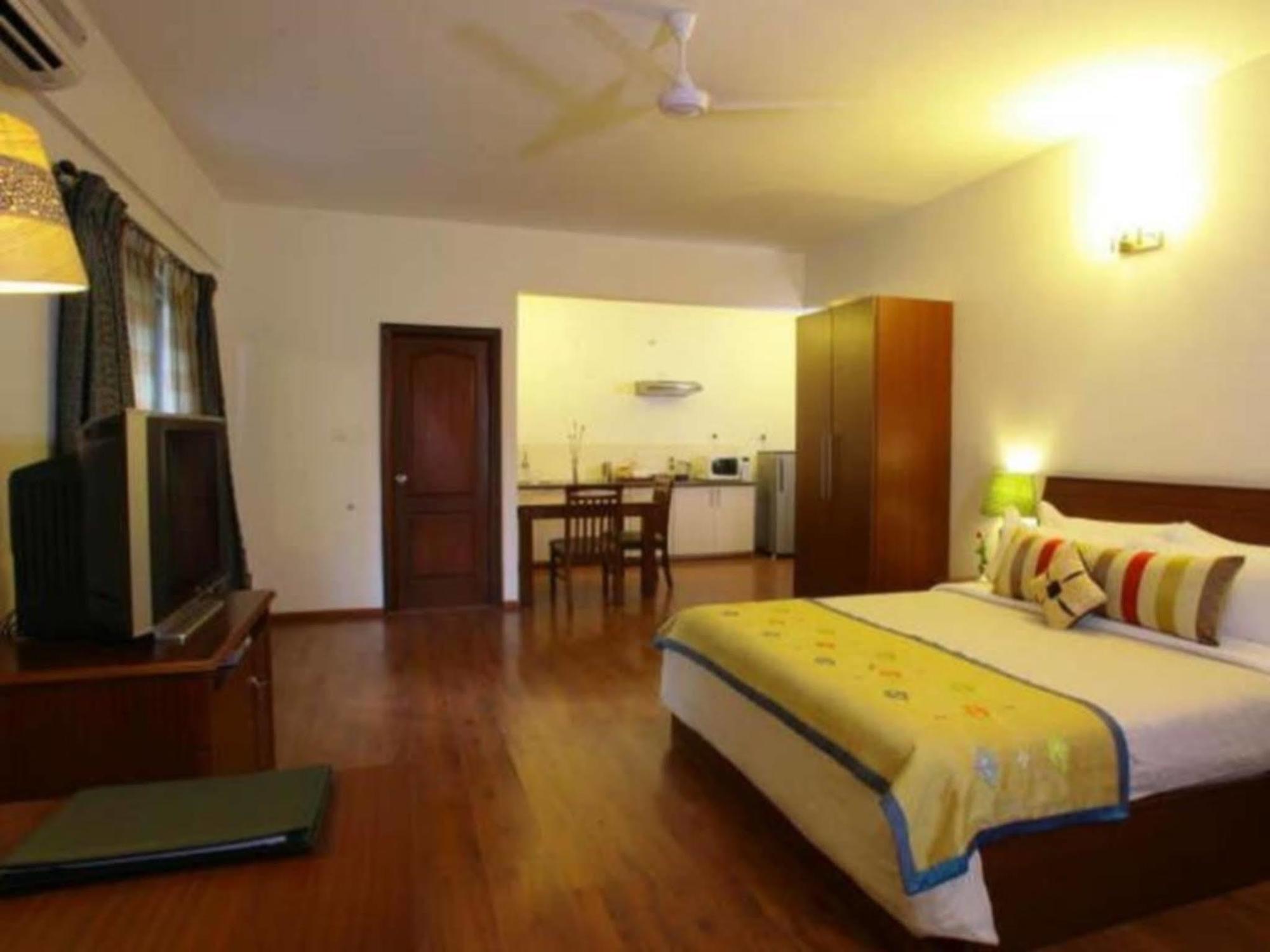 Justa Off Mg Road Hotel Bangalore Buitenkant foto