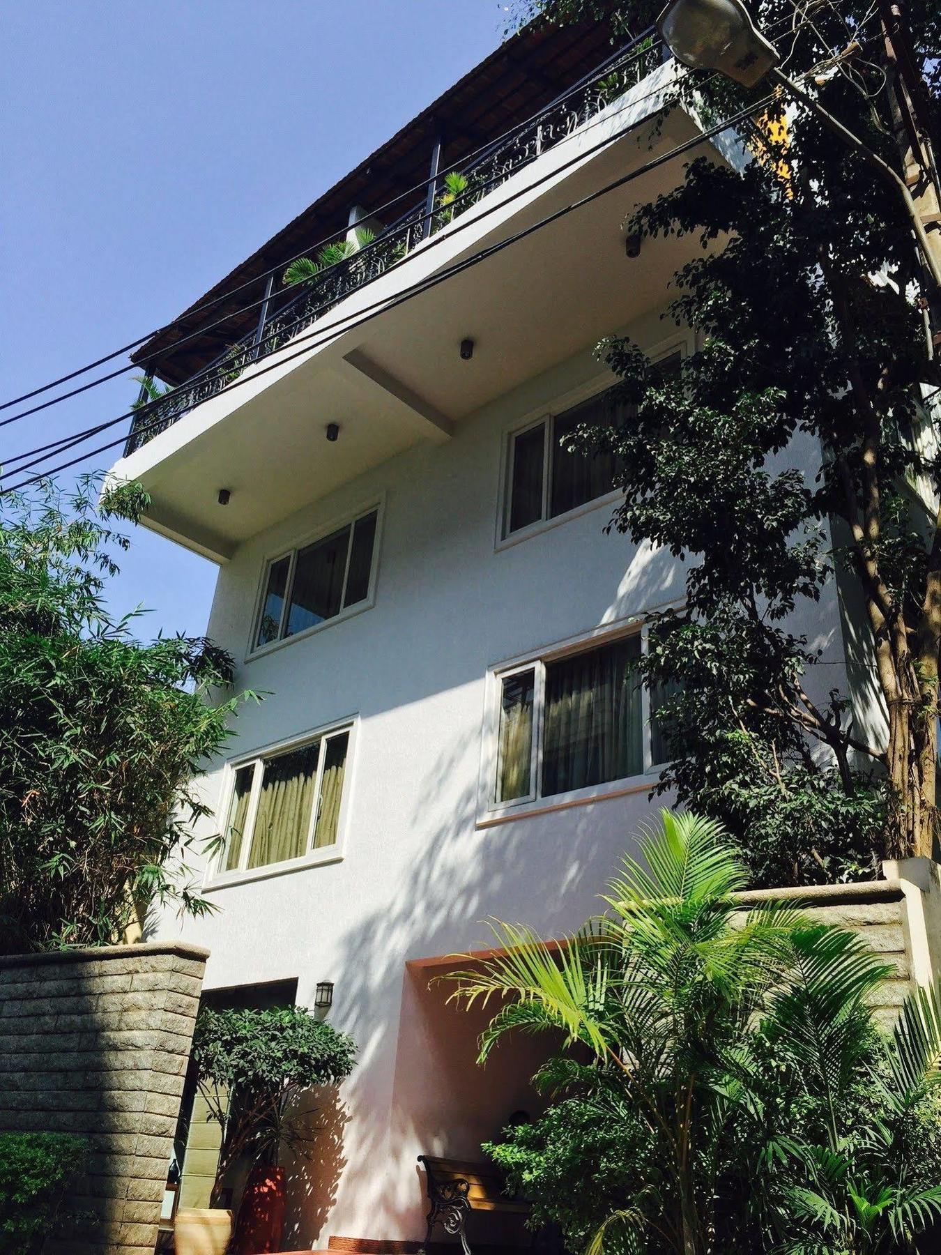 Justa Off Mg Road Hotel Bangalore Buitenkant foto