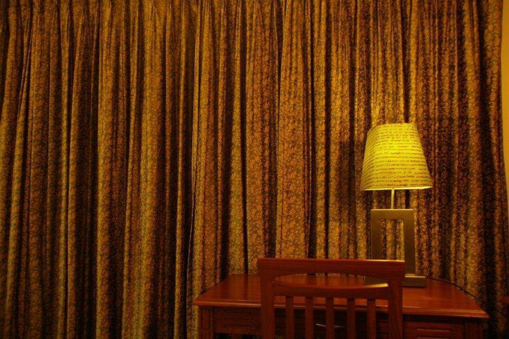 Justa Off Mg Road Hotel Bangalore Buitenkant foto