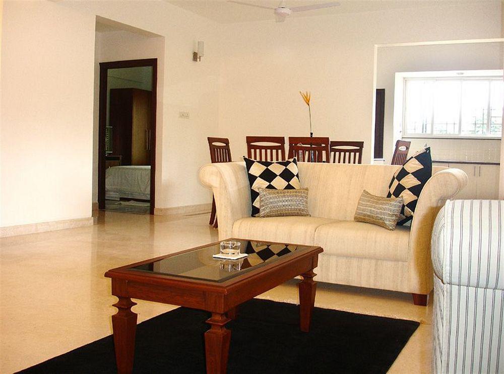 Justa Off Mg Road Hotel Bangalore Buitenkant foto